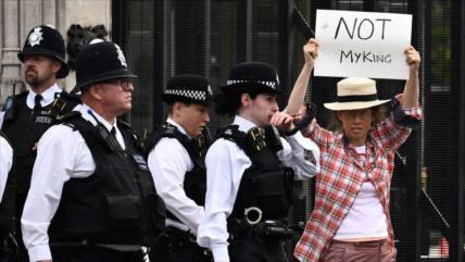 Alzan voces contra Policía británica por arresto de anti monarcas 