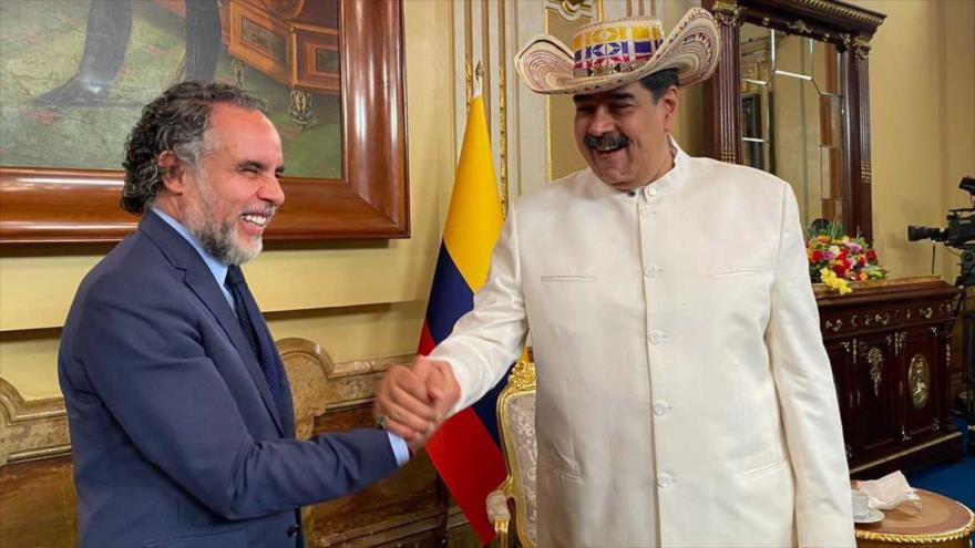 El embajador de Colombia en Venezuela, Armando Benedetti, y el presidente de Venezuela, Nicolás Maduro (dcha.).