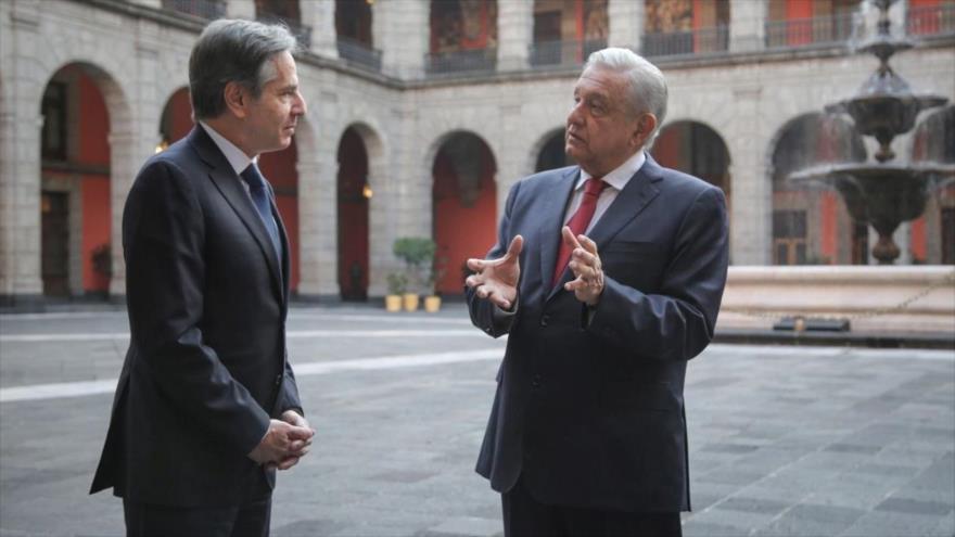 El presidente mexicano Andrés Manuel López Obrador (dcha.) y el secretario de Estado de EE.UU., Antony Blinken, Ciudad de México, 8 de octubre de 2021.