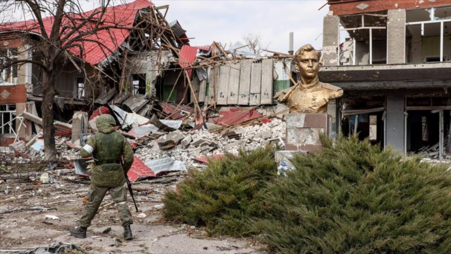 Combatiente prorruso de la República Popular de Lugansk es visto cerca de los cimientos de una escuela durante bombardeos del Ejército de Ucrania en el pueblo de Smolyaninovo.