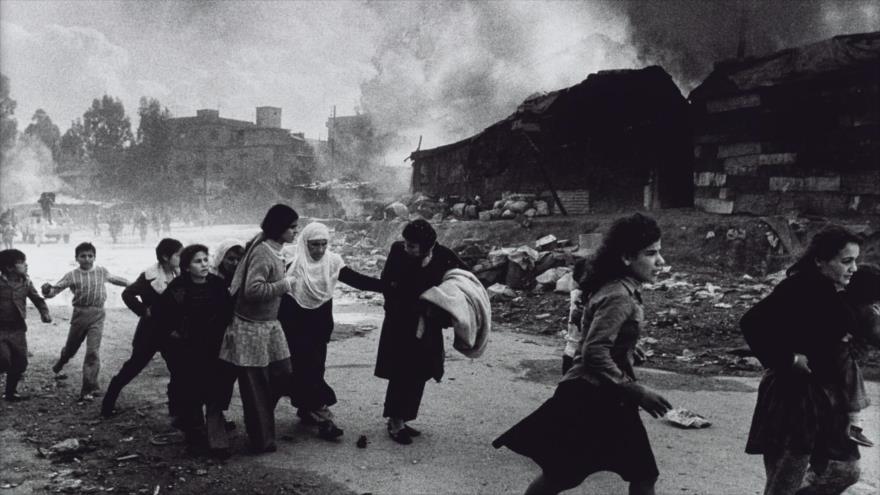 Refugiados palestinos huyen del horror de la masacre de Sabra y Chatila, cometida por milicias extremistas libanesas apoyados por Israel, septiembre de 1982.