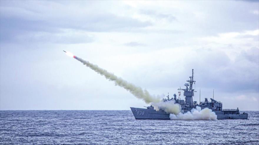 Buque de guerra taiwanés lanza un misil Harpoon de fabricación estadounidense durante una maniobra, 15 de julio de 2020. (Foto: AFP)