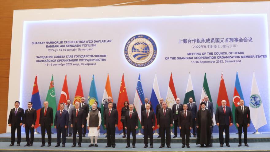 Los titulares de los países miembros de la OCS posan para una foto en la apertura de la 22.ª cumbre del bloque en Samarcanda (Uzbekistán), 16 de septiembre de 2022.