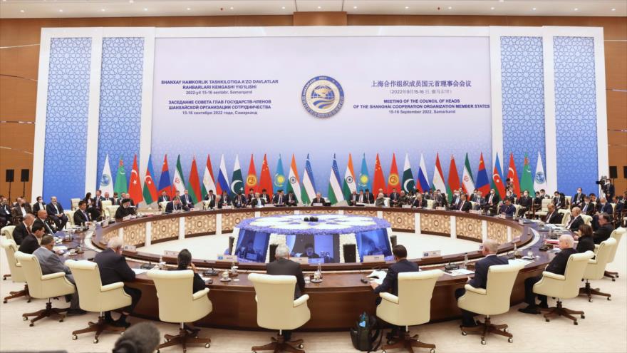 El presidente de Irán, Seyed Ebrahim Raisi, ofrece discurso en la 22.ª cumbre de la OCS en la ciudad uzbeca de Samarcanda, 16 de septiembre de 2022. 