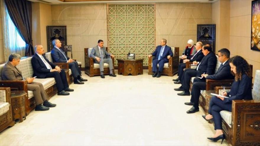El canciller sirio, Faisal al-Miqdad, se reúne con los ministros de Recursos Hídricos y Medio Ambiente de Irak, Damasco, 15 de septiembre de 2022.