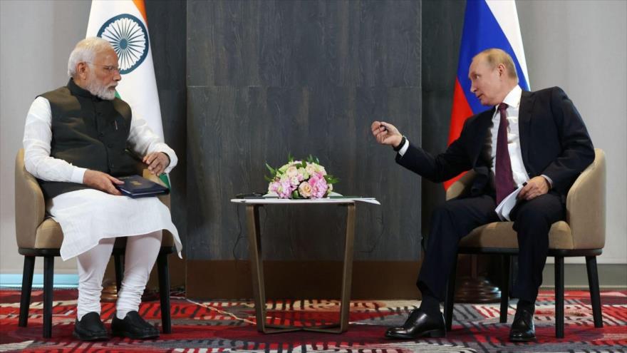El presidente de Rusia, Vladímir Putin (dcha.), y el primer ministro de La India, Narendra Modi, se reúnen en Samarcanda, 16 de septiembre de 2022. (Foto: AFP)