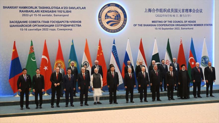 Líderes de países miembros de la OCS posan para una foto antes de una reunión en 22.ª cumbre del organismo en Samarcanda, 16 de septiembre de 2022. (Foto: AFP)