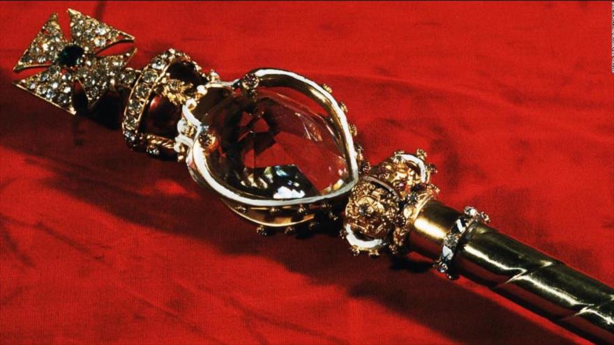 El cetro que usaba Isabel II, en el que se encuentra una pieza del diamante Cullinan, conocido como la Gran Estrella de África.