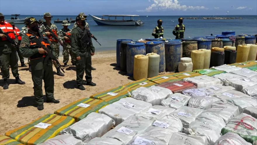 Sacos de droga y barriles de plástico con combustible, incautados por las Fuerzas Armadas de Venezuela. 