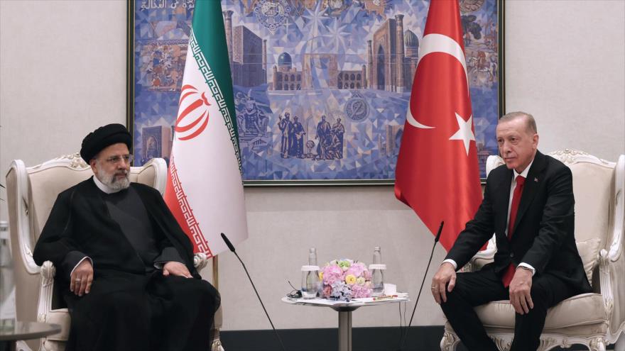 Presidente iraní, Seyed Ebrahim Raisi (izda.), y su par turco, Recep Tayyip Erdogan, Samarcanda, 16 de septiembre de 2022. (Foto: President.ir)
