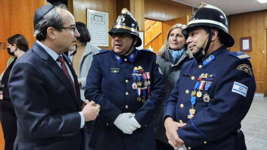 El embajador de Israel en Chile, Gil Artzyeli, habla con miembros de ‘Bomba Israel’ durante una ceremonia en Viña del Mar, Chile, 13 de septiembre de 2022. 