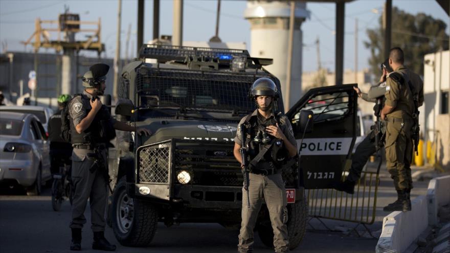 Policías israelíes en un puesto de control al norte de Al-Quds. (Foto: AP)