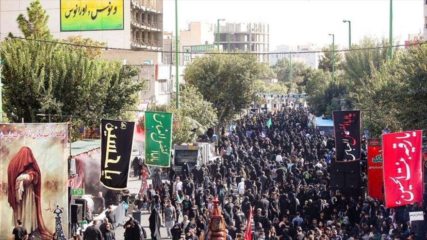 Teheraníes rememoran el Arbaín con gran caminata en capital iraní