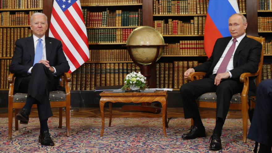 El presidente de Estados Unidos, Joe Biden (izq.), y su par ruso, Vladímir Putin, en una reunión en Ginebra, Suiza, 16 de junio de 2021. (Foto: EFE)