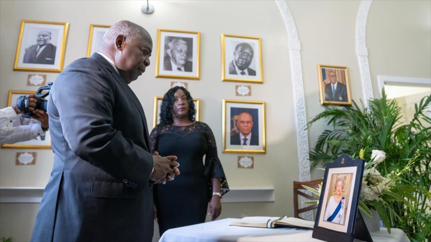 El primer ministro de Bahamas, Philip Davis, tras firmar el libro de condolencias por la muerte de la reina británica Isabel II, 9 de septiembre de 2022.