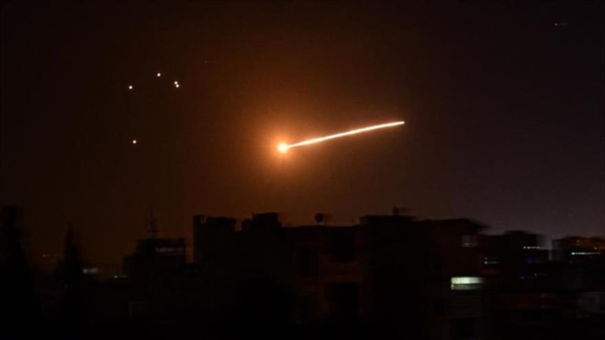 La defensa antiaérea siria repele un ataque israelí.
