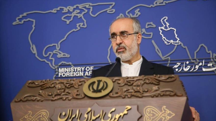 El portavoz del Ministerio iraní de Asuntos Exteriores, Naser Kanani, ofrece una rueda de prensa en Teherán, Irán. (Foto: YJC)