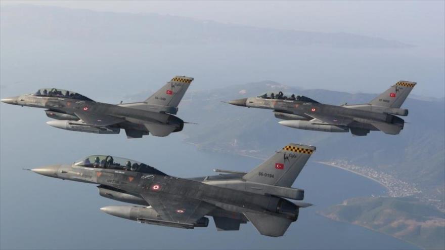 Aviones F-16 del Ejército turco en pleno vuelo.