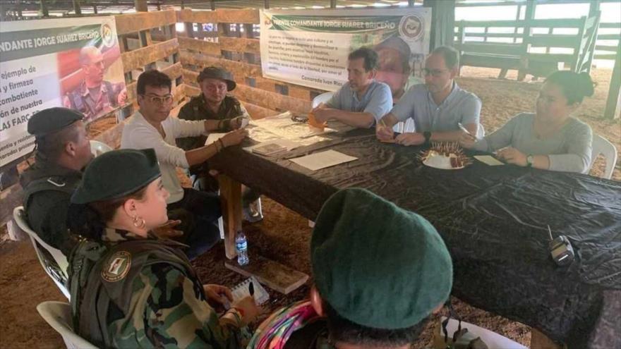 Representantes del Gobierno colombiano se reúnen con representantes de las Fuerzas Armadas Revolucionarias de Colombia (FARC) en Caquetá.