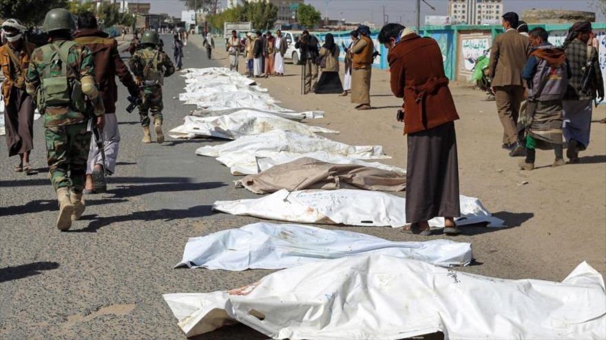 Cadáveres de los muertos en ataques aéreos contra una prisión en la provincia de Saada, en el norte de Yemen, 25 de enero de 2022. (Foto: AFP)
