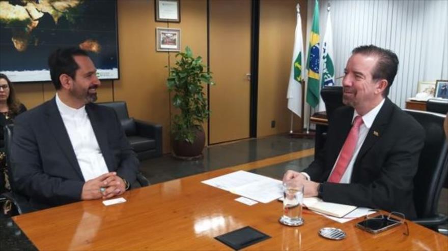 Embajador iraní en Brasil, Hosein Gharibi (izda.), y el titular del Centro de Investigación Agropecuaria de Brasil (Embrapa), Celso Luis Moretti.
