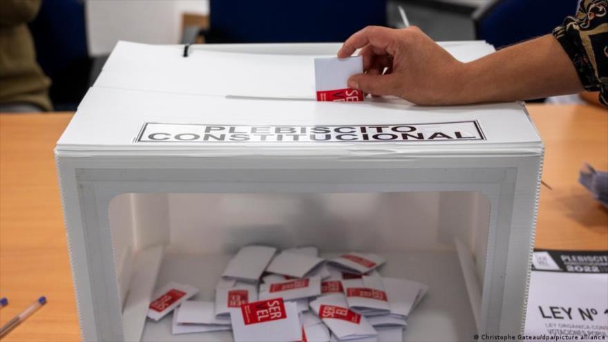Mujer inserta su voto en urna de la embajada de Chile en Berlín para el referéndum constitucional, 4 de septiembre de 2022. (Foto: Getty Images)