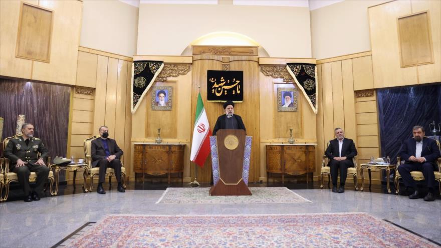 El presidente iraní, Seyed Ebrahim Raisi, (c) habla antes de partir de Teherán para asistir a la AGNU en Nueva York, EE.UU., 19 de septiembre de 2022.