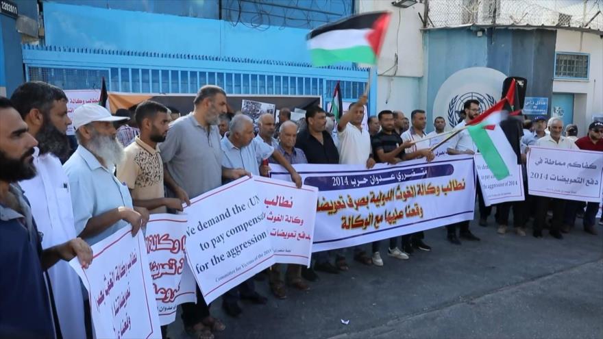 Palestinos protestan frente a la UNRWA