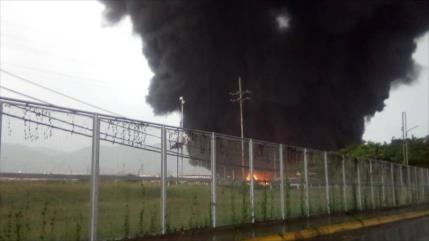 Caída de rayos provoca un incendio en una refinería venezolana