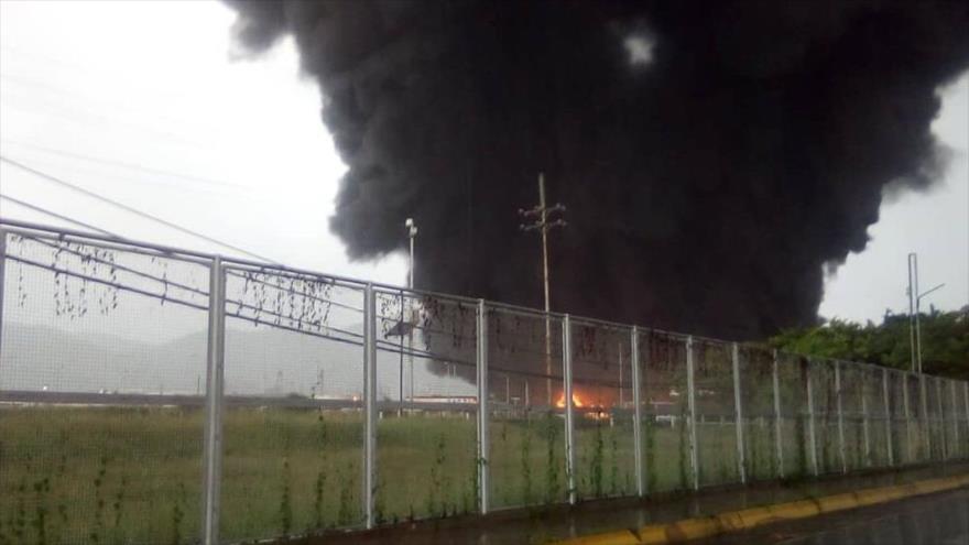 Humo negro sale de una refinería venezolana ubicada en Puerto La Cruz, en el este del país andino, 19 de septiembre de 2022.