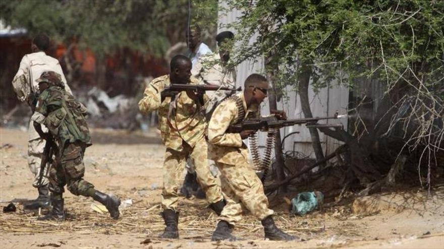Soldados del Gobierno somalí abren fuego durante combates con los terroristas de Al-Shabab en las afueras de la ciudad de Elasha.