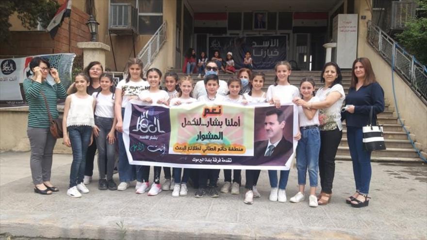 Estudiantes del colegio privado de Al-Amal en la ciudad siria de Al-Qamishli participan en una manifestación en apoyo al presidente sirio, Bashar al-Asad.