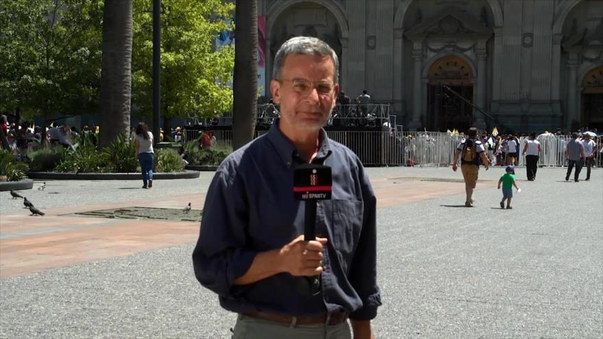 El periodista Alejandro Kirk, durante un reportaje para HispanTV. Foto de archivo. 