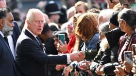 Vídeo: Rey británico Carlos III evita darle la mano a ciudadano negro