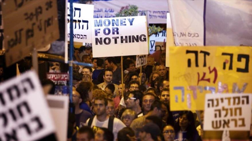 Miles de personas protestan en Beerseba, en el sur de los tarritos ocupados por Israel, por aumento de precios, 13 de agosto de 2011. (Foto: AFP)