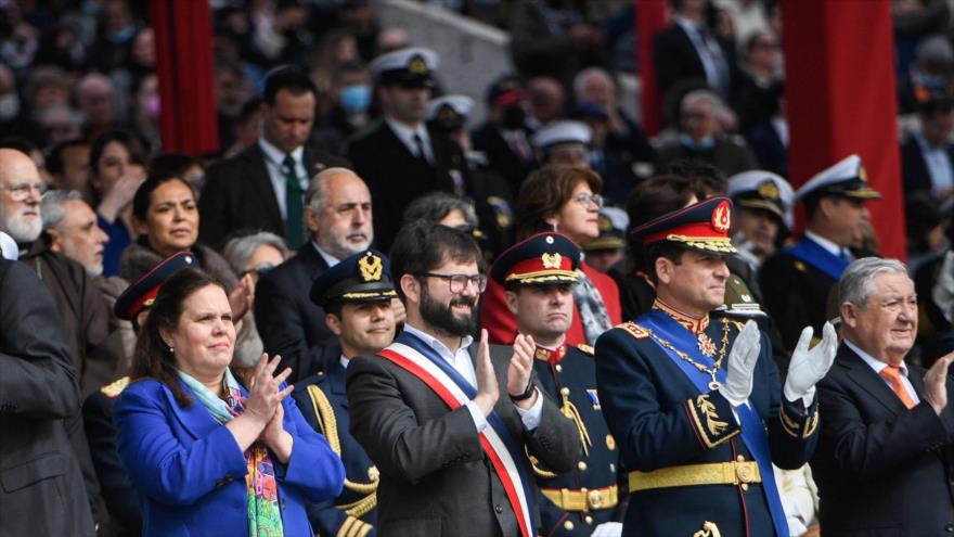 Boric encabeza primera “Gran Parada Militar” de su mandato en Chile