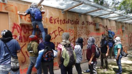 Mexicanos exigen a Israel entrega de Zerón; vandalizan embajada
