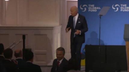 Vídeo: ¿Qué pasa con Biden? no sabe si bajar de tarima o no