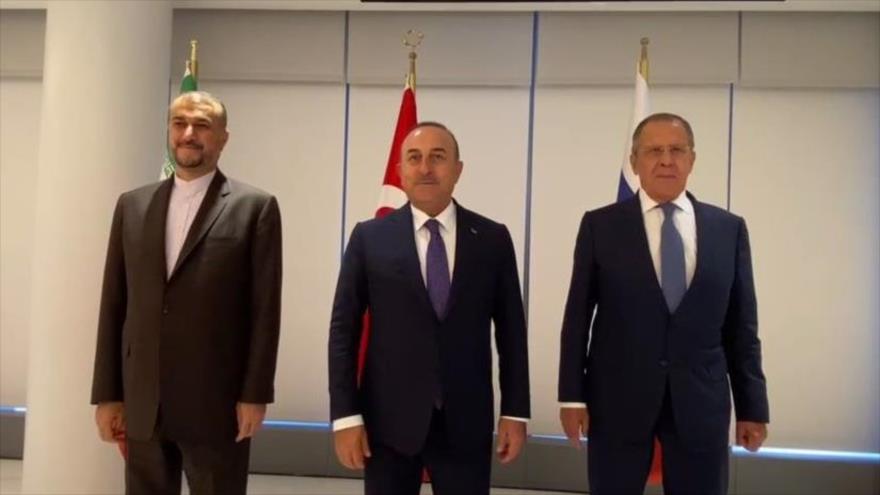 Los cancilleres de Irán (izda.), Turquía (centro) y Rusia, se reúnen en Nueva York bajo el formato de Astaná, 21 de septiembre de 2022.