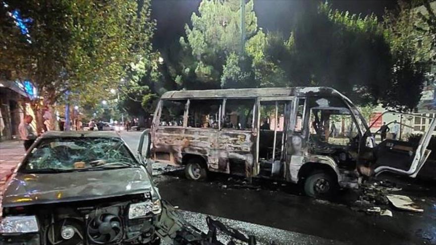 Vehículos quemados durante disturbios de los alborotadores en Irán, septiembre de 2022. (Foto: Fars News)