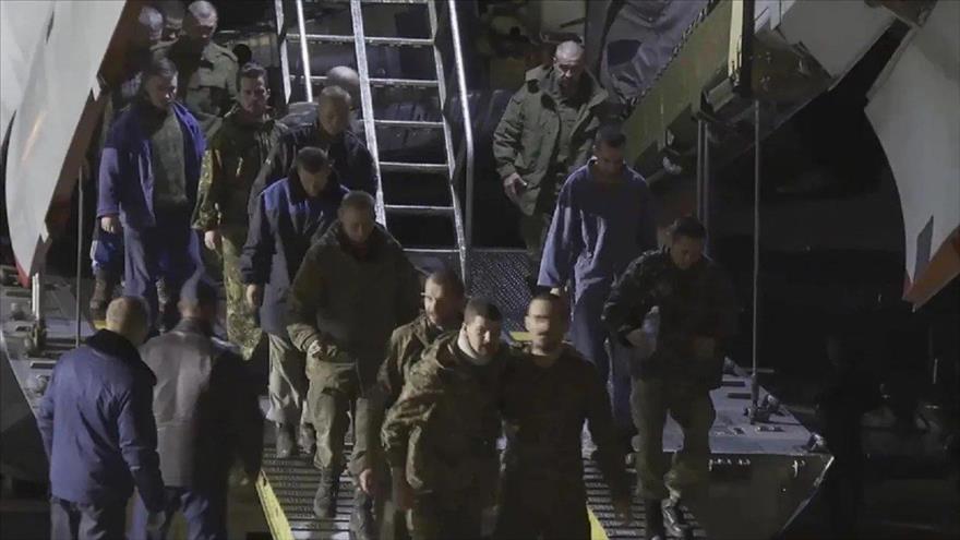 Prisioneros rusos se trasladan en aviones militares tras su liberación, 21 de septiembre de 2022.