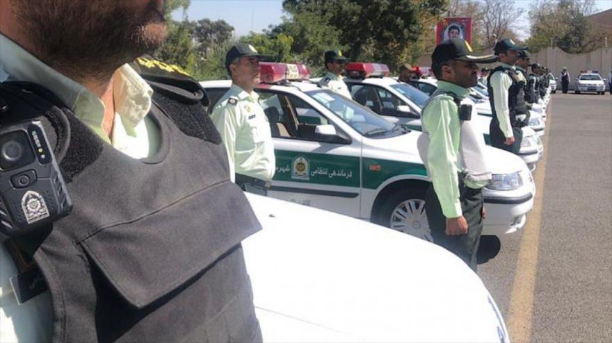Oficiales y vehículos de la Polícia de Irán.