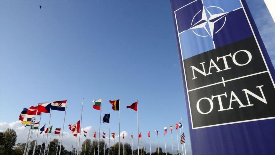 Las banderas ondean frente a la sede de la OTAN, en Bruselas, Bélgica, el 21 de octubre de 2021. (Foto: Reuters)