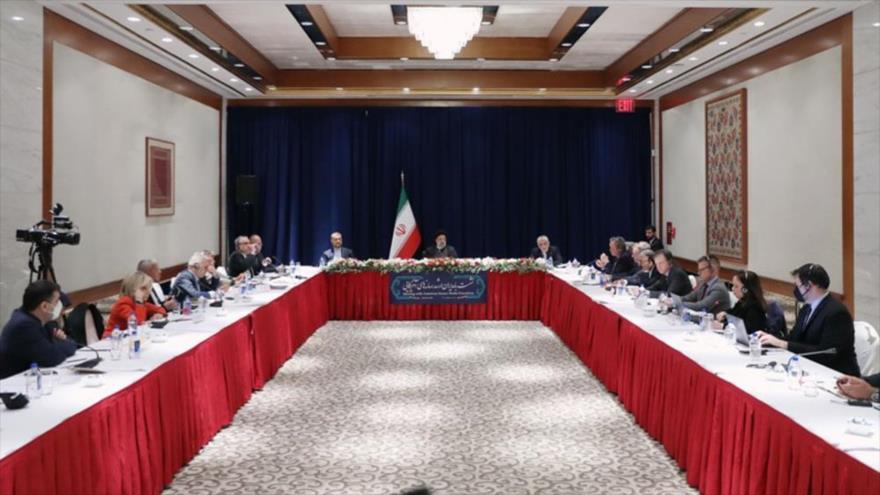 Presidente de Irán, Seyed Ebrahim Raisi (centro), en una conferencia de prensa en Nueva York, EE.UU., 22 de septiembre de 2022. (Foto: President.ir)