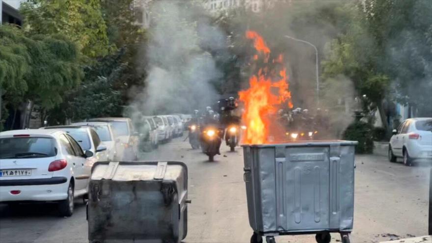 Agentes de seguridad iraníes en medio de los disturbios, Teherán, 21 de septiembre de 2022.