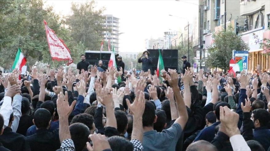 Iraníes se congregan en Mashad para condenar el asesinato de Mohamad Rasul Dust Mohamadi, miembro de Basich, 23 de septiembre de 2022.