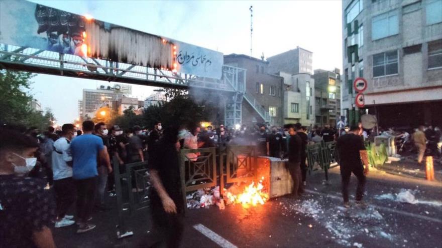 Disturbios en una calle de Teherán, capital de Irán, 21 de septiembre de 2022.
