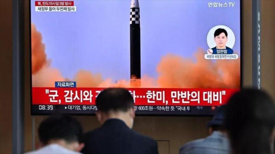 La televisión surcoreana muestra el lanzamiento de un misil desde Corea del Norte.