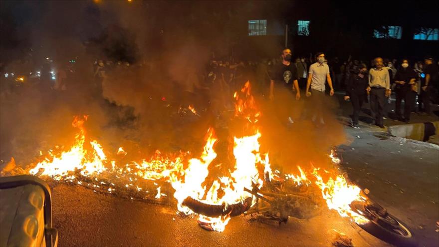 Alborotadores prenden fuego a una motocicleta de la Policía durante una protesta en Teherán, capital de Irán, tras la muerte de Mahsa Amini. (Foto: AP)