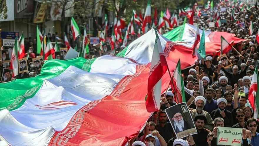 Iraníes retan al sol y lluvia para jurar lealtad a República Islámica | HISPANTV